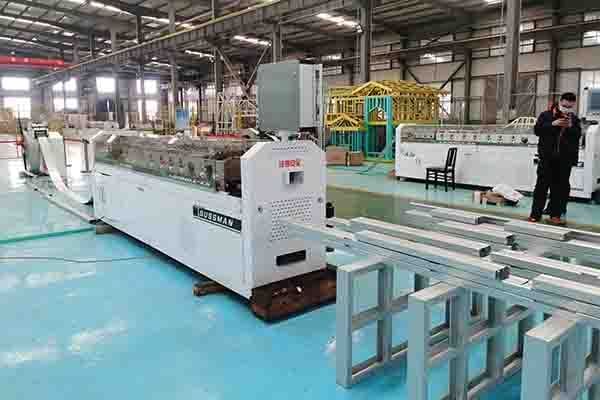 Machines de formage par laminage de chauffe-eau solaires