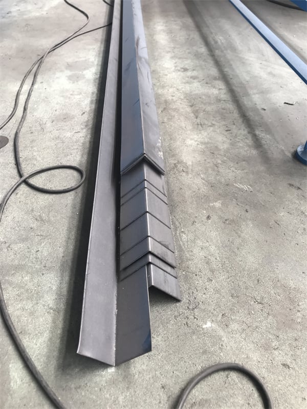 Máquina perfiladora de ángulos en L - Imagen 2