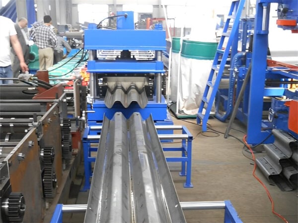Máquina de barandas de carretera de tres ondas