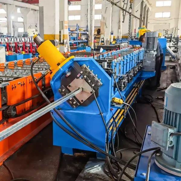Machines de formage par laminage de sections de tours d'éoliennes