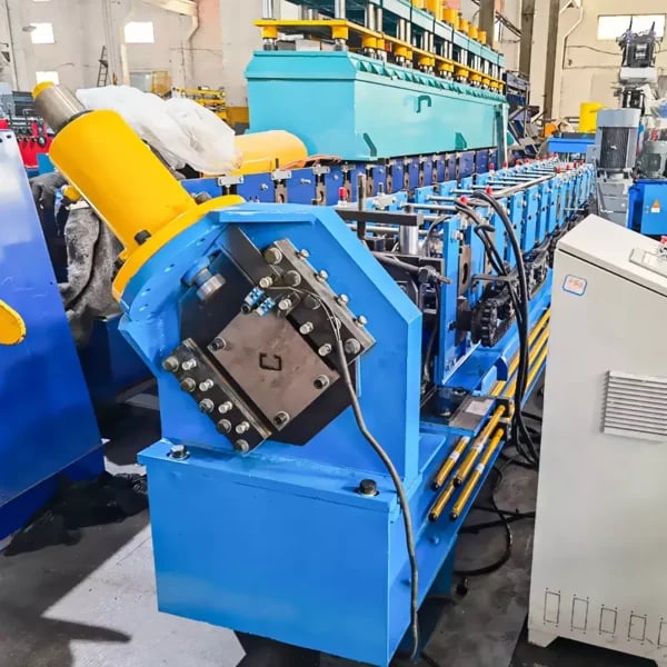 Machine de formage de rouleaux de section de contreventement C