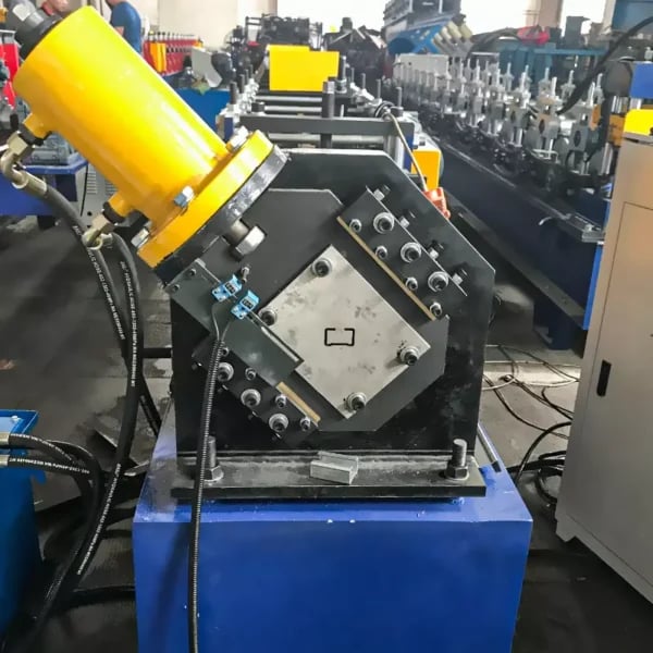 Machine de formage de rouleaux de section de contreventement C