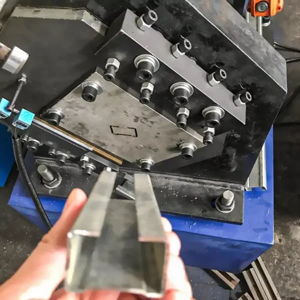 Machines de formage de rouleaux pour boîtiers de stations de base