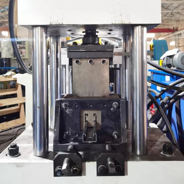 Máquina perfiladora de canales de puntal - Imagen 2