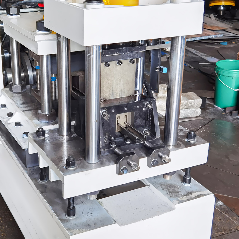 Machines de formage par laminage de composants ferroviaires