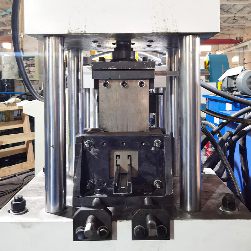 Machines de formage par laminage de composants ferroviaires